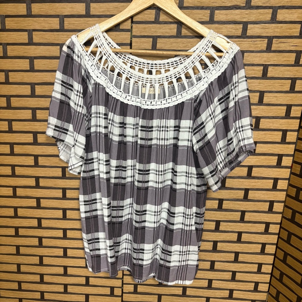 Oddy Gray Plaid Top‎ Size Large